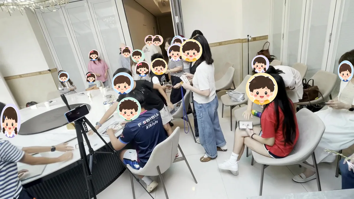 北京顺义站课堂现场，学生围在一起测试和修改作品，脸部已用卡通儿童头像遮挡
