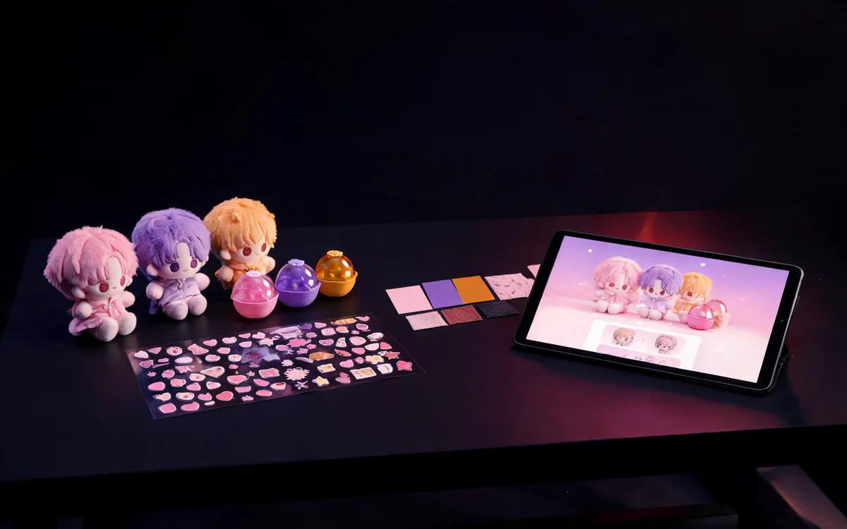 偶像娃娃与盲盒企划的作品封面，桌面上有毛绒玩偶、盲盒和展示屏