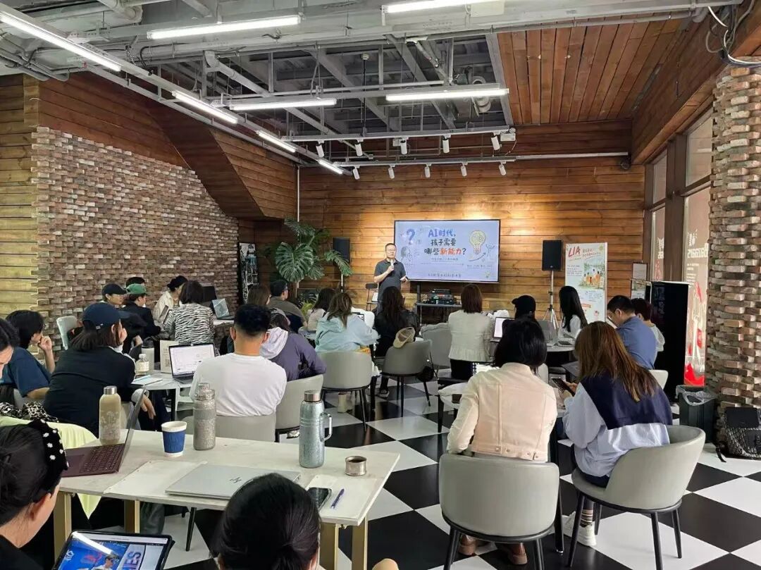 顺义 LIA 公益社区 AI 分享会现场，家长正在听讲并动手实操